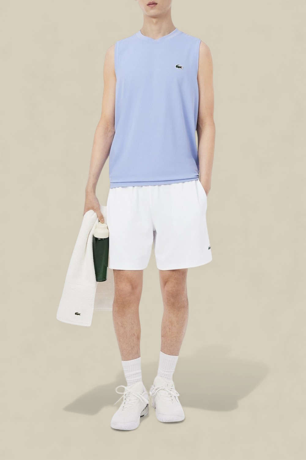 תמונת כל הלוק של מכנסיים קצרים לאימון